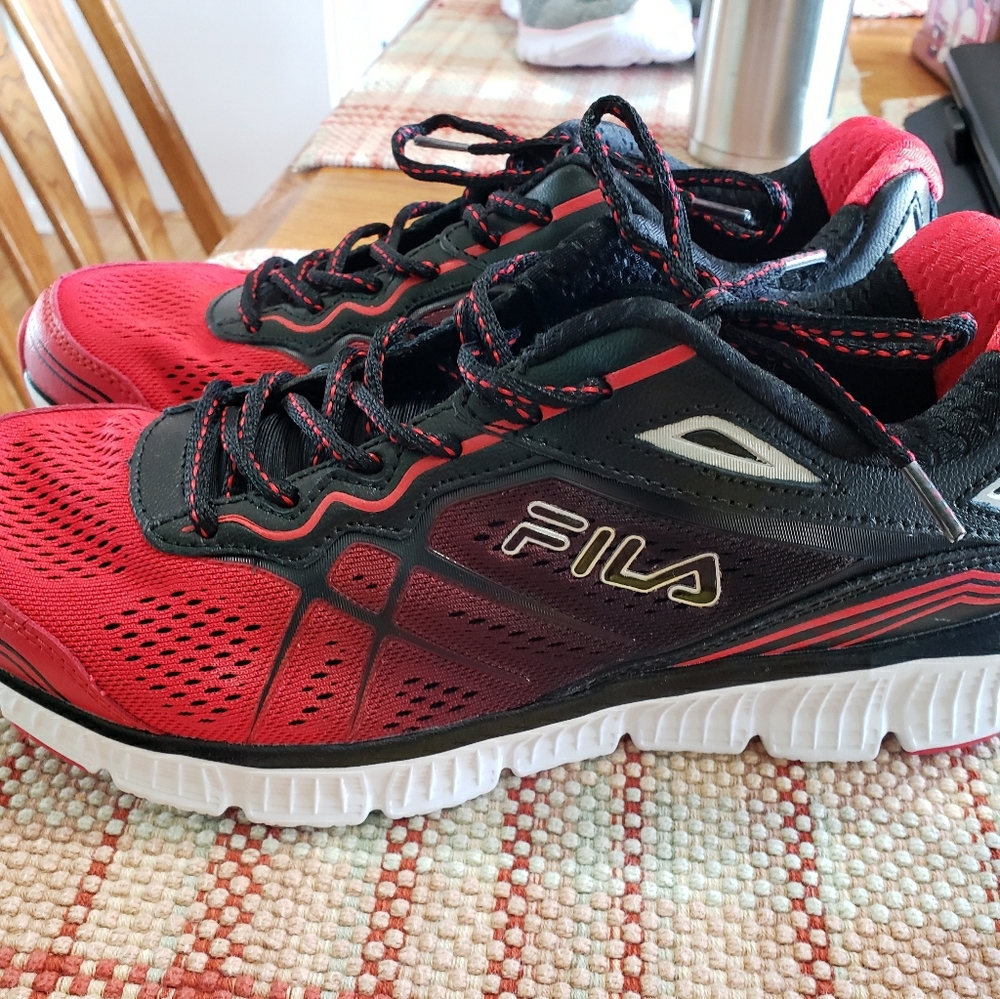 Boys/Mens 8-1/2 Fila Athletic Shoes *NEW*